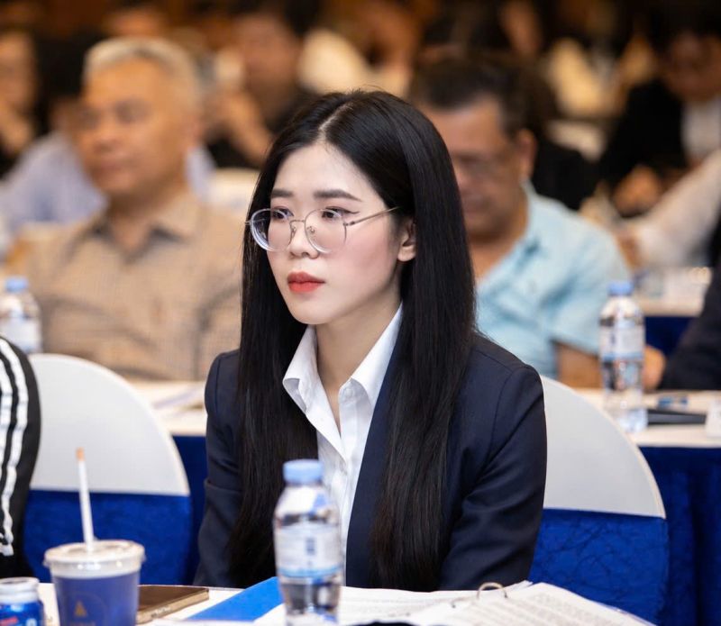 Đại diện HTX Kh&aacute;nh L&acirc;m gi&agrave;nh Giải Nh&igrave; Chiến lược Kinh doanh Xuất sắc tại Chương tr&igrave;nh CEO VCCI &ndash; Andrews