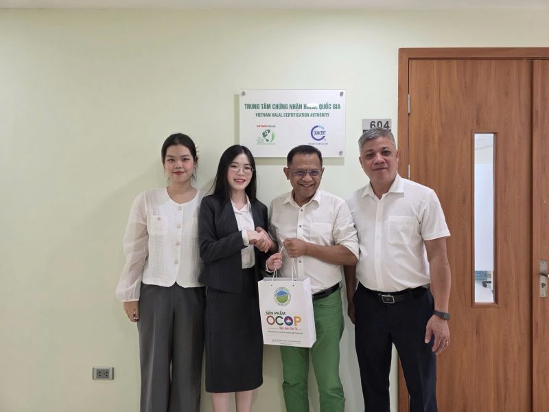 HTX Kh&aacute;nh L&acirc;m l&agrave;m việc ch&iacute;nh thức với &ocirc;ng Ramlan Osman, từng bước ho&agrave;n thiện quy tr&igrave;nh chinh phục chứng nhận Halal GCC